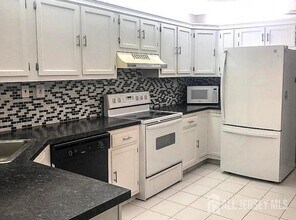 3 Eastport Ct in Red Bank, NJ - Building Photo - Building Photo