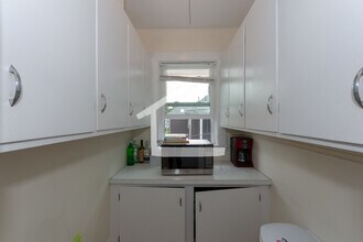 60 Greycliff Rd, Unit 2 in Boston, MA - Foto de edificio - Building Photo