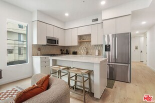 10310 Santa Monica Blvd in Los Angeles, CA - Building Photo
