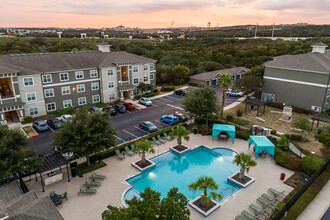 Marquis at the Rim in San Antonio, TX - Foto de edificio - Building Photo