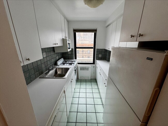 140 E 56th St in New York, NY - Building Photo - Building Photo