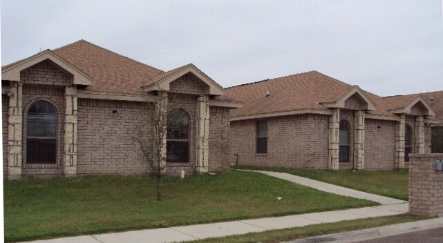 3111 Diamond Head Ave in Alton, TX - Foto de edificio