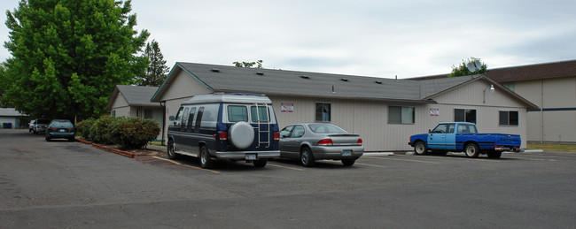 3928-3934 Auburn Rd NE in Salem, OR - Foto de edificio - Building Photo