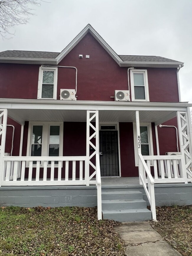 property at 902 S Moffet Ave
