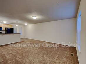 1324 S Edgewater Cir in Nampa, ID - Building Photo - Building Photo