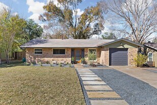 2704 Nottingham Ln in Austin, TX - Building Photo