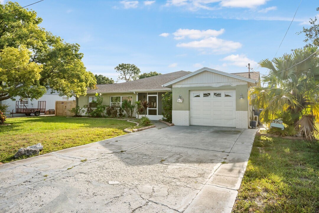 6217 Flamingo Dr in Apollo Beach, FL - Building Photo