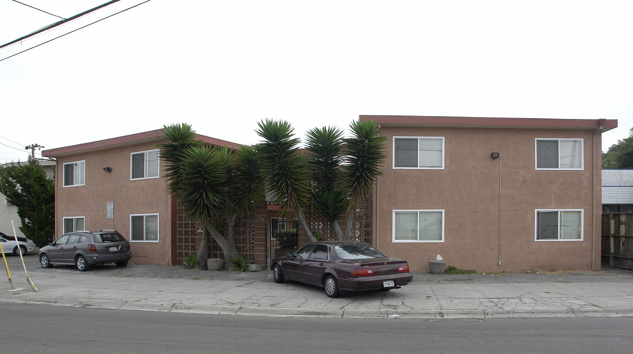 Tiki Apartments in San Pablo, CA - Building Photo