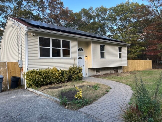 31 Beach Ln in Coram, NY - Building Photo - Building Photo