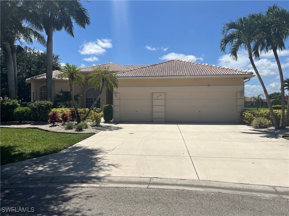 3518 Ocean Bluff Ct in Naples, FL - Building Photo