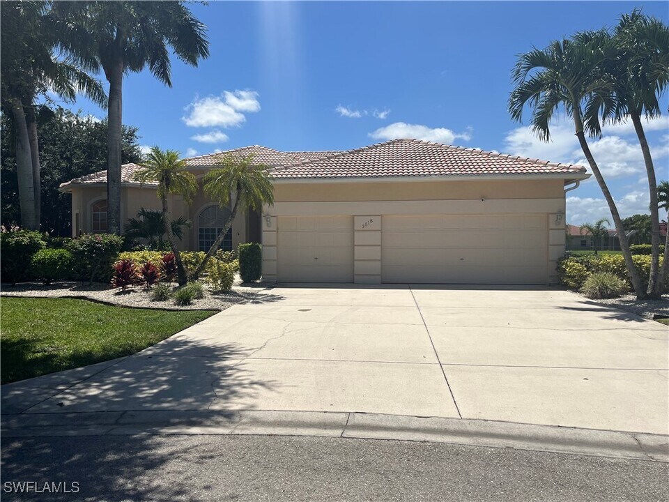 3518 Ocean Bluff Ct in Naples, FL - Foto de edificio