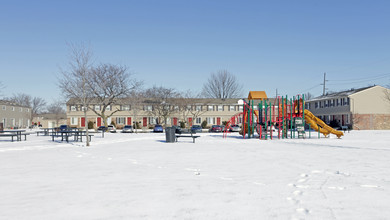 Oxford Square Townhomes in Clinton Township, MI - Building Photo - Building Photo