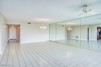 7430 Lake Breeze Dr in Ft. Myers, FL - Foto de edificio - Building Photo