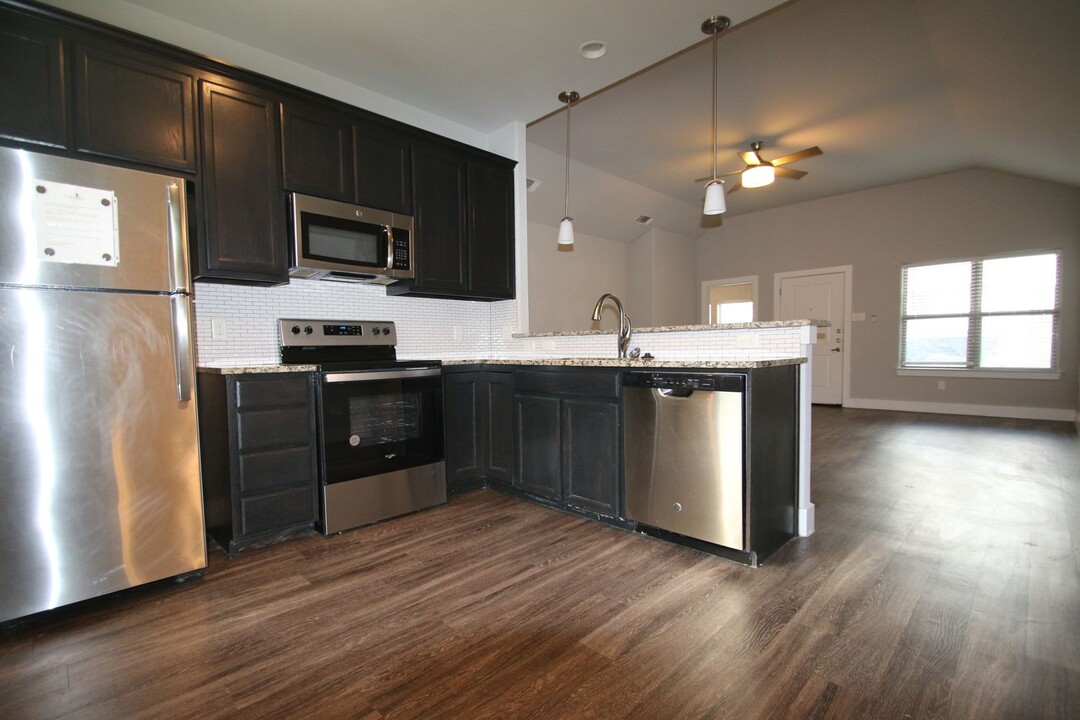 228 Stewart Bend Ct in Azle, TX - Building Photo
