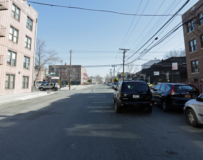 3946 Barnes Ave in Bronx, NY - Building Photo - Building Photo