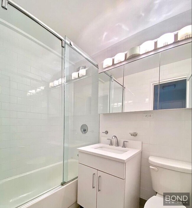 160 E 55th St in New York, NY - Building Photo - Building Photo
