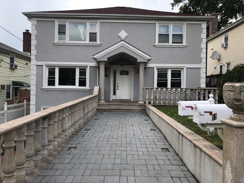 25 Stevens Ave in Yonkers, NY - Building Photo