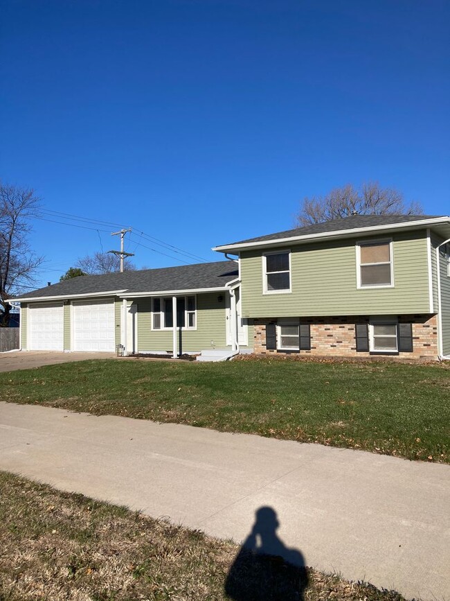 1728 Spruce Hills Dr in Bettendorf, IA - Building Photo - Building Photo