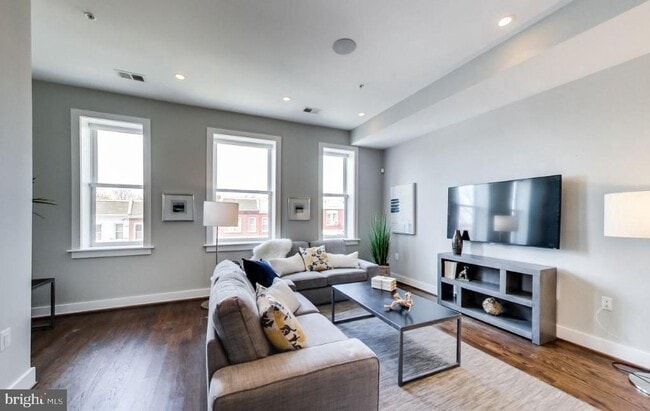 726 Girard St NW in Washington, DC - Building Photo - Building Photo