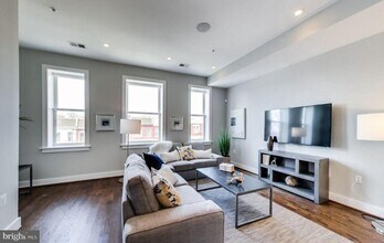 726 Girard St NW in Washington, DC - Foto de edificio - Building Photo