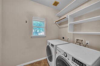 1423 Meadow Lakes Dr in Sugar Land, TX - Foto de edificio - Building Photo