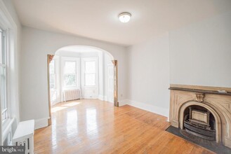 2316 Spruce St-Unit -2R in Philadelphia, PA - Foto de edificio - Building Photo