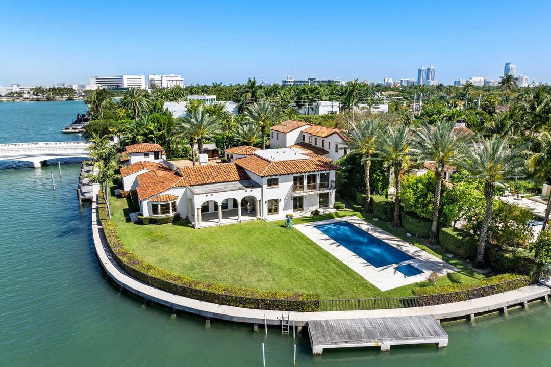1350 W 29th St in Miami Beach, FL - Building Photo