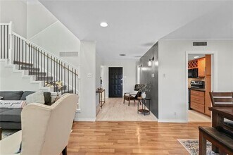 550 E Avenue J in Grand Prairie, TX - Building Photo - Building Photo