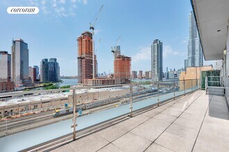 519-19 Borden Ave in Queens, NY - Building Photo - Building Photo