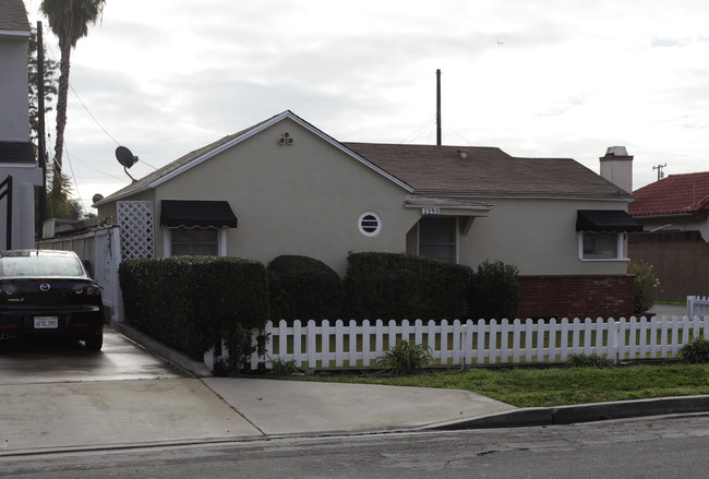 2390 Elden Ave in Costa Mesa, CA - Building Photo - Building Photo