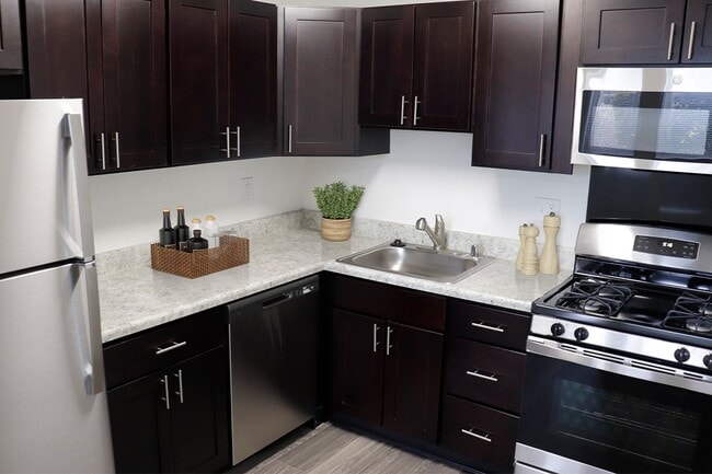Doncaster Village Apartments in Parkville, MD - Foto de edificio - Building Photo