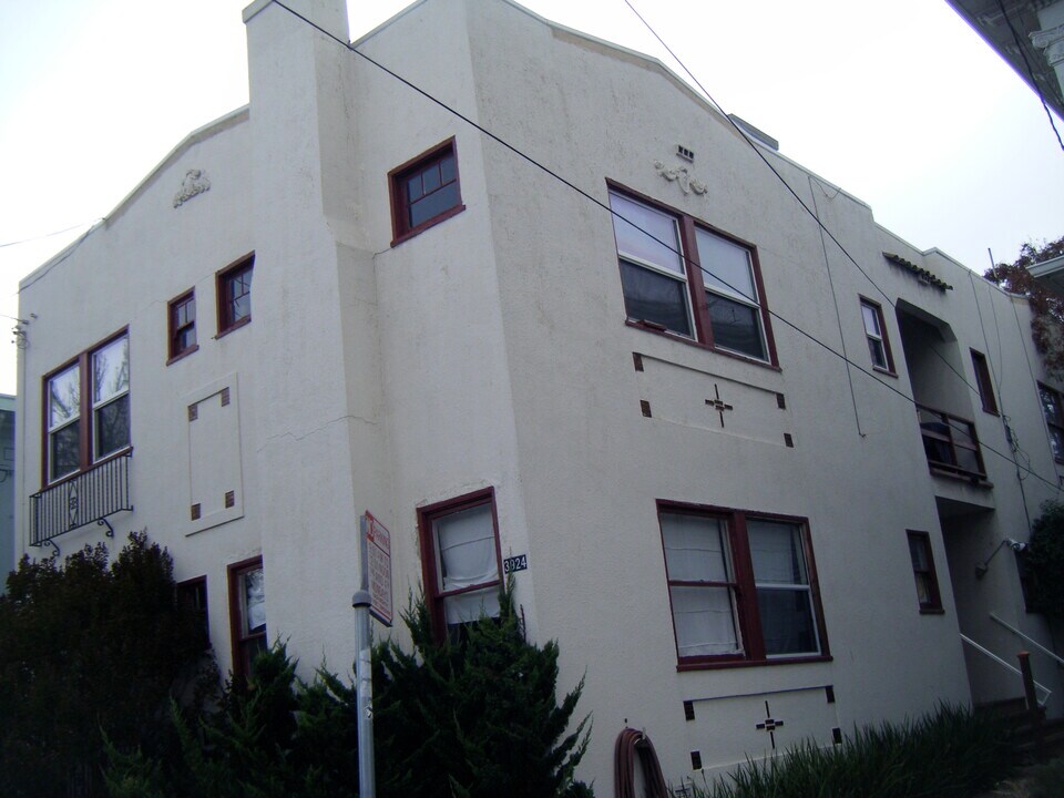 3924 Clarke St, Unit 1 in Oakland, CA - Building Photo