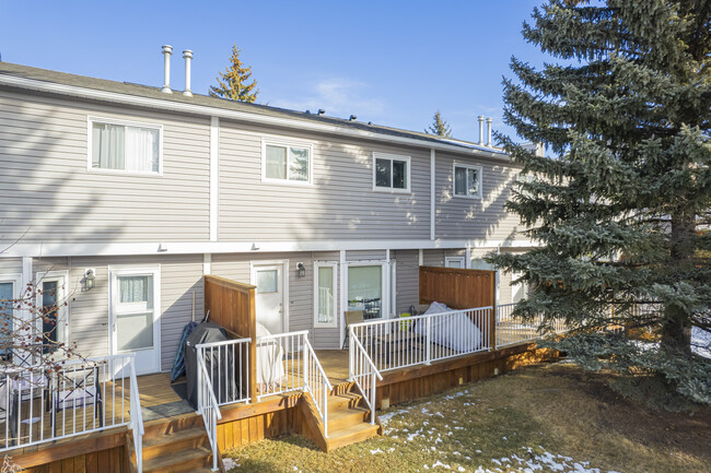 232 Cedarwood Park SW in Calgary, AB - Building Photo - Building Photo