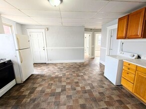 21 Dale St in Chicopee, MA - Building Photo - Building Photo