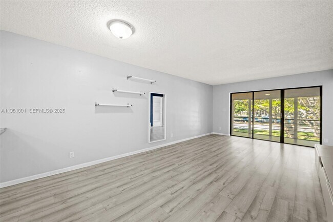 2302 S Cypress Bend Dr in Pompano Beach, FL - Building Photo - Building Photo