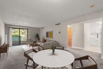 45 West St, Unit 42 West St., #10 in Randolph, MA - Foto de edificio - Building Photo