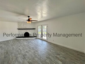 8617 Eucalyptus Dr in Bakersfield, CA - Building Photo - Building Photo