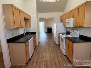 6319 Elliott Dr in Charlotte, NC - Foto de edificio - Building Photo