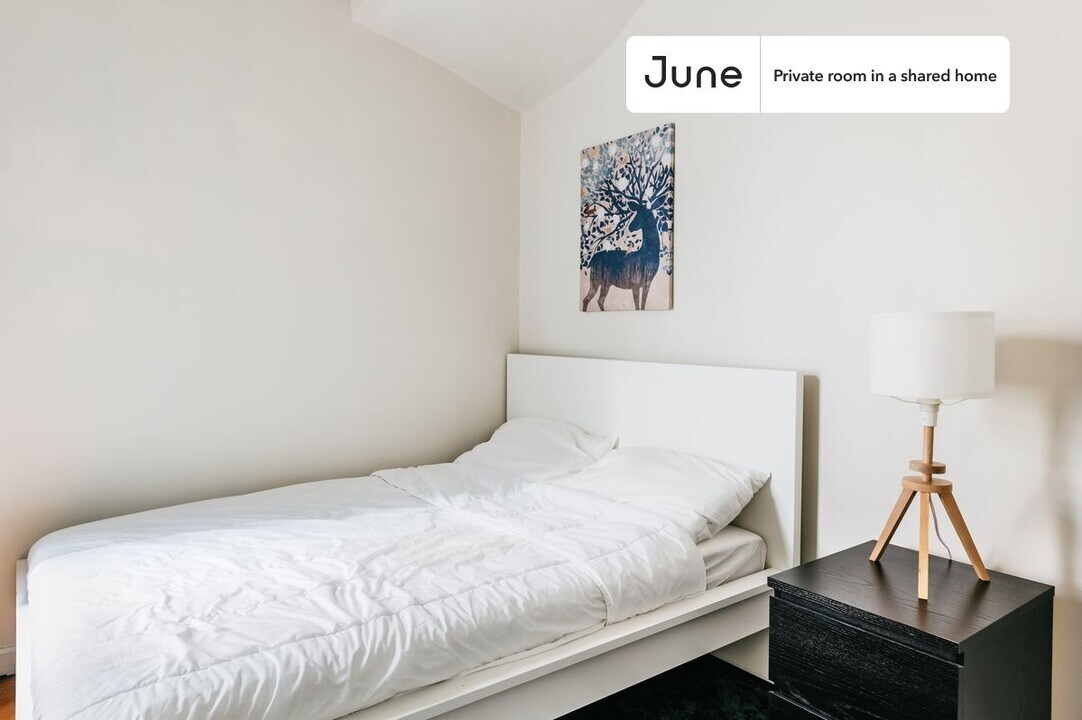 Private bedroom in 3 bed/1 bath Home in Chicago, IL - Building Photo