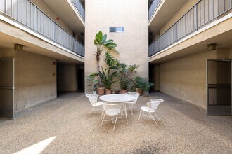 Lido Apartments - 1711 Corinth Avenue in Los Angeles, CA - Foto de edificio - Building Photo