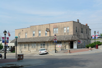 5702 S 77th St in Omaha, NE - Foto de edificio - Building Photo