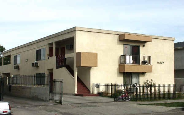 14227 Calvert St in Van Nuys, CA - Building Photo - Building Photo