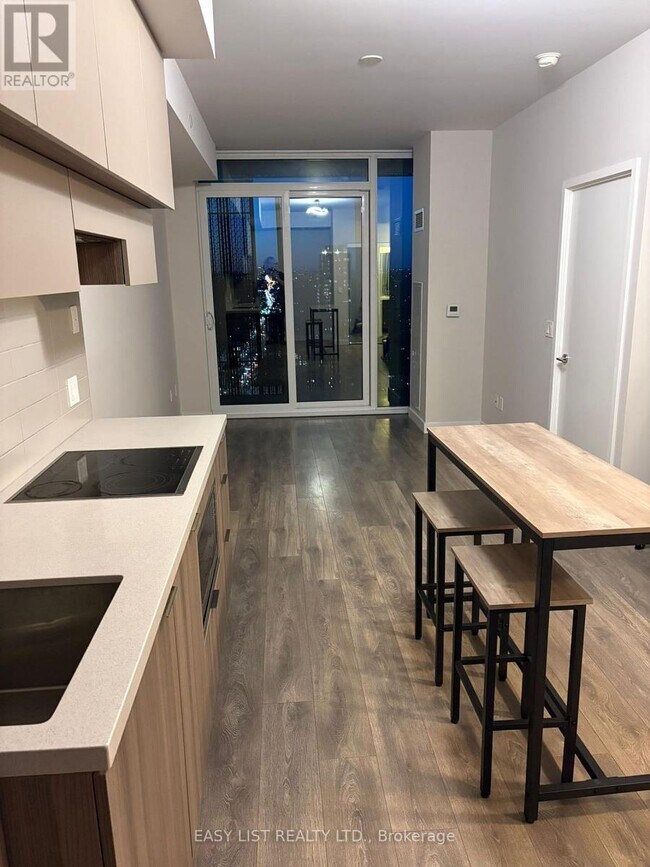 8 Eglinton Ave E in Toronto, ON - Building Photo - Building Photo