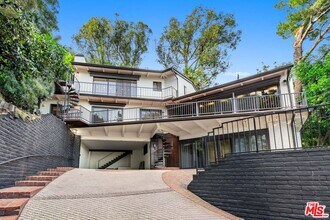 9305 Beverlycrest Dr in Beverly Hills, CA - Building Photo - Building Photo