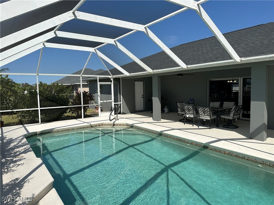 1804 NW 20th Pl in Cape Coral, FL - Foto de edificio