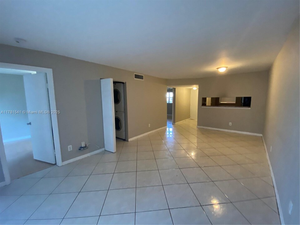 3399 Foxcroft Rd in Miramar, FL - Foto de edificio