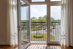 670 Town Center Dr, Unit 320 in Newport News, VA - Building Photo