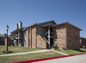 Mallard Run Apartments in Taylor, TX - Building Photo - Building Photo