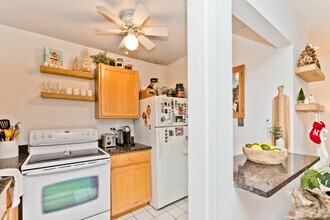 2740 N Pine Grove Ave, Unit 13F in Chicago, IL - Building Photo - Building Photo