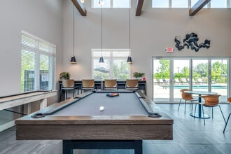 HUB13 in Oak Creek, WI - Foto de edificio - Interior Photo